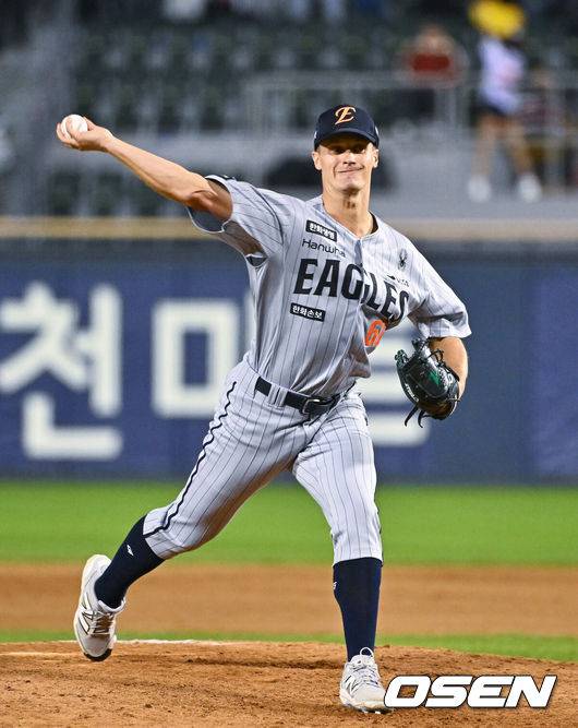 [OSEN=잠실, 박준형 기자] 21일 오후 서울 잠실구장에서 2026 신한 SOL KBO리그 LG 트윈스와 한화 이글스의 경기가 진행됐다.이날 LG는 송승기를, 한화는 문동주를 선발투수로 내세웠다.8회말 한화 마무리 투수 쿠싱이 역투하고 있다.   2026.04.21 / soul1014@osen.co.kr