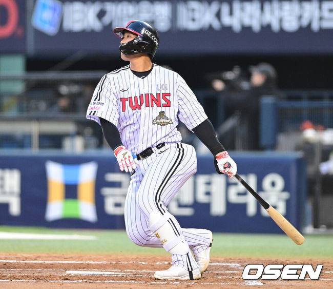 [OSEN=잠실, 최규한 기자] 22일 서울 잠실야구장에서 ‘2026 신한 SOL KBO리그’ LG 트윈스와 한화 이글스의 경기가 열렸다.홈팀 LG는 라클란 웰스, 방문팀 한화는 왕옌청을 선발로 내세웠다. 2회말 2사 1루 상황 LG 송찬의가 선제 좌월 투런포를 날리고 있다. 2026.04.22 / dreamer@osen.co.kr