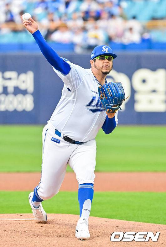 [OSEN=대구, 민경훈 기자] 22일 오후 대구삼성라이온즈파크 ‘2026 신한 SOL Bank KBO리그' 삼성 라이온즈와 SSG 랜더스와 경기가 열릴 예정인 가운데 경기 전 그라운드 훈련이 진행됐다.이날 삼성은 후라도를, SSG는 최민준을 선발투수로 내세운다.삼성 선발 후라도가 힘차게 공을 뿌리고 있다. 2026.04.22 / rumi@osen.co.kr