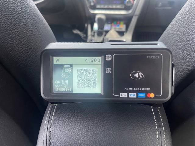 ▲강릉시는 시민들이 안전하고 편리하게 택시 서비스를 이용할 수 있도록 사업비 1억 6000여만원을 투입해 택시 뒷좌석 결제단말기 설치 지원사업을 추진한다. ⓒ강릉시