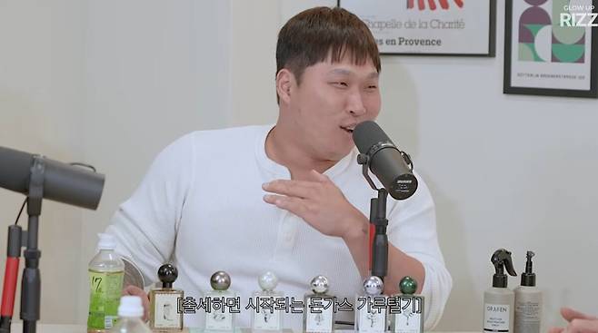 출세하면 시작되는 돈까스 가루 털기. 유튜브 채널 '에겐남 스윙스' 영상 캡처
