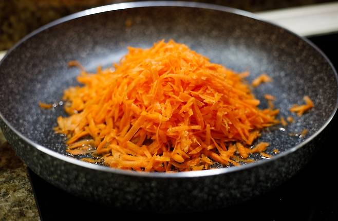 당근을 가열 조리하는 모습. 열을 가하면 비타민C를 산화시키는 효소 활성이 낮아지고, 베타카로틴 흡수율이 높아진다. 사진=게티이미지뱅크