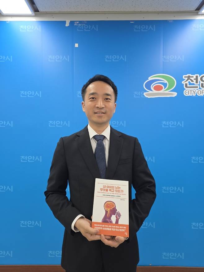 지난 3월 ‘내 아이의 뇌는 무엇을 먹고 있는가’&nbsp;출간을 통해 뇌 영양공급의 중요성과&nbsp;카페인 중심 학습 습관의 한계를 지적하고 청소년 카페인 세이프존&nbsp;조성을&nbsp;제안한&nbsp;이동헌 대표.