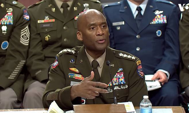 제이비어 브런슨 주한미군사령관이 21일(현지시간) 미 상원 군사위원회에 출석해 발언하고 있다. 브런슨 사령관은 이란전쟁을 위해 중동으로 차출된 것으로 알려진 사드(THAAD·고고도미사일방어체계)에 대해 “여전히 한반도에 있다”고 밝혔다. 유튜브 캡처