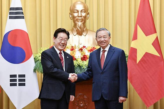 베트남을 국빈 방문중인 이재명 대통령이 22일 하노이 주석궁에서 또 럼 베트남 공산당 서기장과 정상회담에 앞서 기념촬영을 하고 있다.