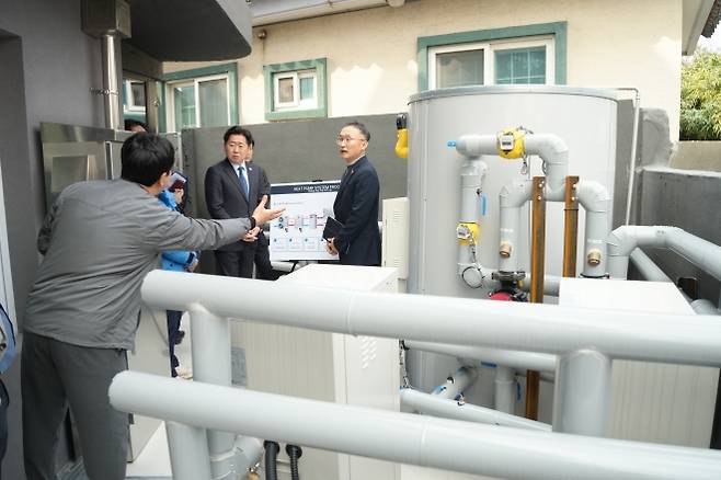 오영훈 제주지사가 지난달 히트펌프가 설치된 공공임대주택인 제주시 금산로 주택을 찾아 그린리모델링 전후 변화를 확인하는 모습. 제주도 제공
