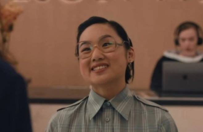 ‘악마는 프라다를 입는다2’에서 중국인 비하 의혹이 불거진 캐릭터. 영화 ‘악마는 프라다를 입는다2’ 예고 영상 캡처