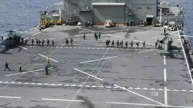 미 국방부는 21일(현지시간) 엑스에 “지난 밤사이 미군은 인도·태평양사령부 책임 구역 내에서 무국적 제재 선박인 티파니호에 대해 사고 없이 임검권을 행사하고 해상 차단 및 승선 수수색을 실시했다”고 밝혔다. 사진은 작전 영상 캡처. 미 중부사령부 제공