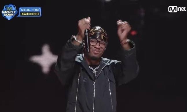 미국 싱어송라이터 데이비드(d4vd)가 지난해 Mnet ‘엠카운트다운’ 무대에 올라 공연하고 있다. Mnet ‘엠카운트다운’ 캡처