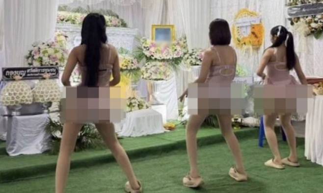 태국의 한 장례식장에서 수영복 차림 여성들이 춤을 추는 이색 장면이 공개돼 온라인에서 갑론을박이 벌어지고 있다. 아마린TV 캡처