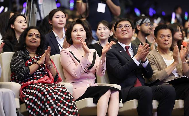 이재명 대통령의 배우자 김혜경 여사와 최휘영 문체부 장관 등이 20일 인도 뉴델리 야쇼부미 컨벤션센터에서 ‘K드림 스테이지’ 공연을 관람하고 있다. 연합뉴스