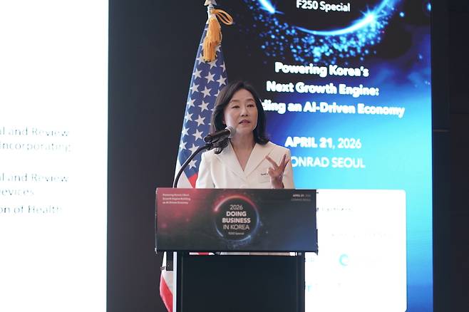 조윤선 전 문화체육관광부 장관(현 김앤장 법률사무소 변호사)이 21일 콘래드 서울 호텔에서 주한미국상공회의소(암참) 주최로 열린 ‘제8회 국내 기업환경 세미나’에서 발표하고 있다. 사진 제공=암참