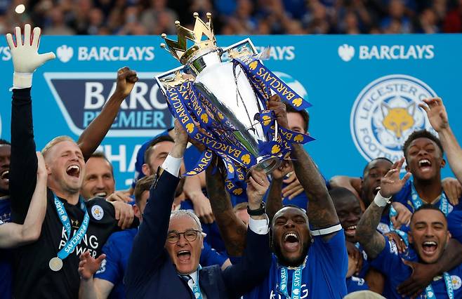 2015~2016시즌 EPL 우승 당시 트로피를 들어 올리는 레스터 시티 선수단. AFP연합뉴스