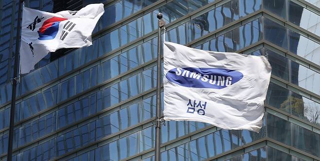 서울 서초구 삼성전자 서초사옥에 사기가 펄럭이고 있다. 권욱 기자