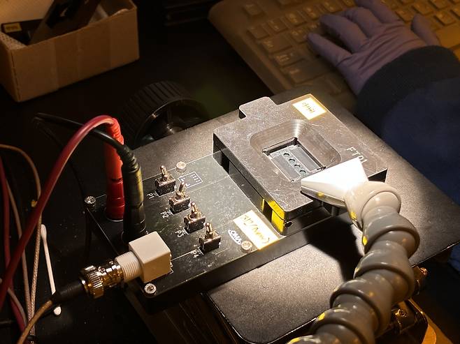 대전광역시 유성구 소재 한국과학기술원(KAIST)에서 페로브스카이트 태양전지가 자연 태양광 환경을 구현한 장비인 ‘솔라 시뮬레이터’에 올려져 성능 및 내구성 측정을 진행하고 있다. 사진=장형임 기자