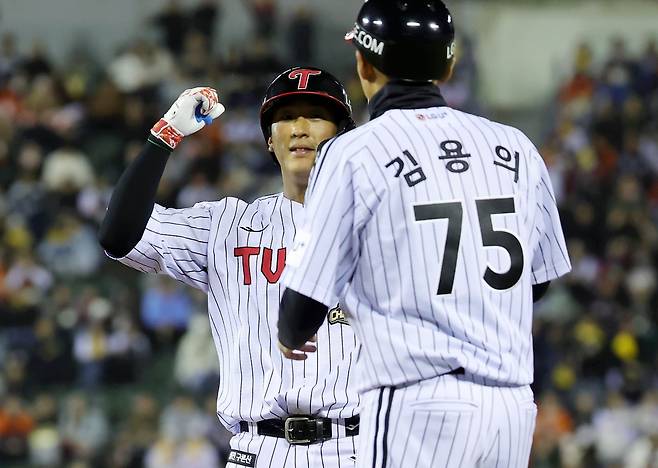 LG 송찬의가(왼쪽) 21일 잠실구장서 열린 2026 KBO리그 한화전 4회말 1사 2·3루 찬스에서 2타점 적시타를 때린 뒤 세리머니를 하고 있다. 잠실|뉴시스