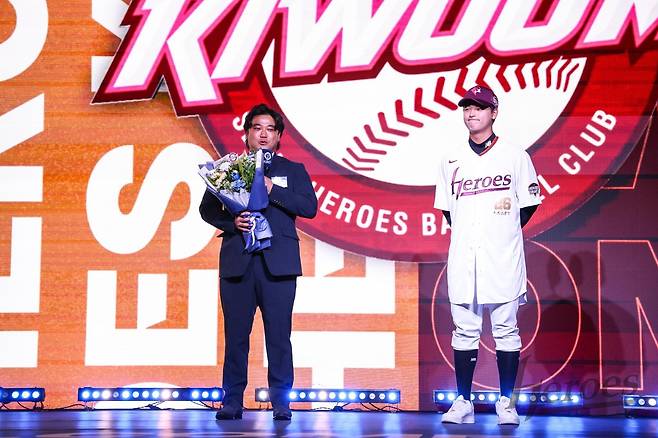 2026 KBO 신인드래프트 당시 키움 박준현(오른쪽)과 박석민 삼성 퓨처스리그 타격코치. 사진제공｜키움 히어로즈