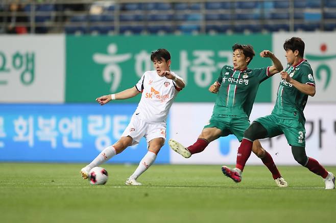 제주 장민규(왼쪽)이 22일 대전월드컵경기장서 열린 대전하나와 원정경기 도중 공을 다루고 있다. 사진제공｜한국프로축구연맹