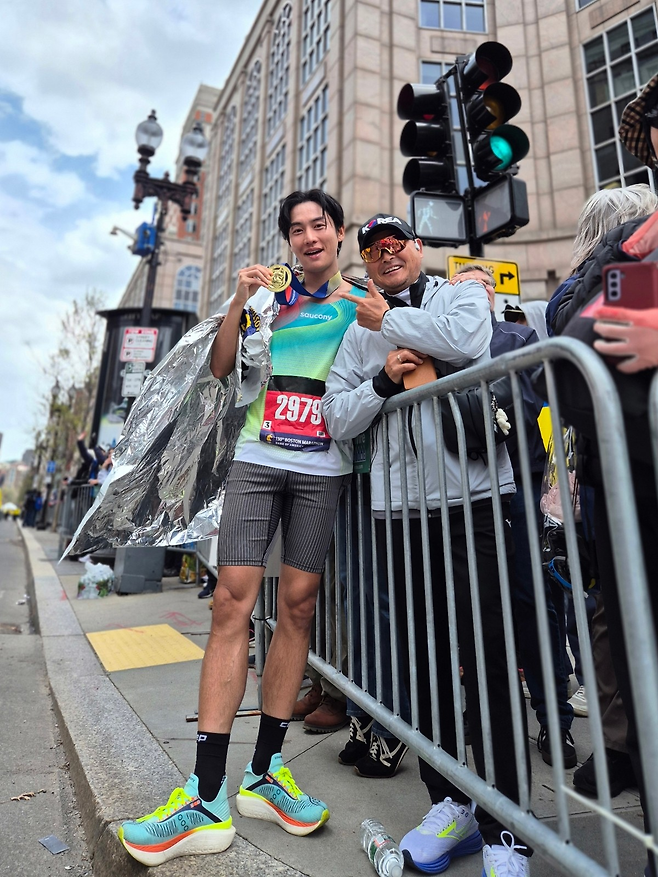 권화운이 21일 제130회 보스턴 마라톤 대회에서 국민 마라토너 이봉주의 현장 응원을 받으며 2시간 44분 42초 기록으로 완주했다. 동서남북 제공