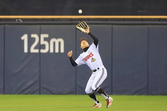 LG 중견수 박해민이 21일 잠실 한화전 외야 뜬공을 잡고 있다. LG 트윈스 제공