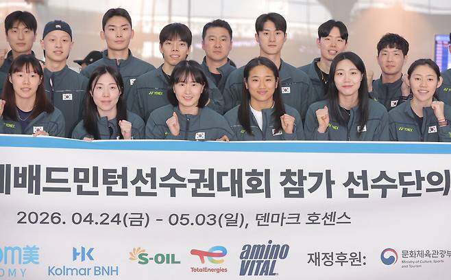 ▲ 한국 여자 배드민턴 대표팀은 이번 우버컵에서 강력한 우승후보로 거론되고 있다. '셔틀콕 여제' 안세영(앞줄 왼쪽에서 네 번째)이 주축을 이룬 단식 경쟁력이 세계 최정상급인 데다 복식 전력 또한 만만치 않기 때문이다.&nbsp;BWF 또한 올해 우버컵 프리뷰에서 중국을 가장 강력한 금메달 후보로 지목했고 한국을 제일 위협적인 대항마로 꼽았다. ⓒ 연합뉴스