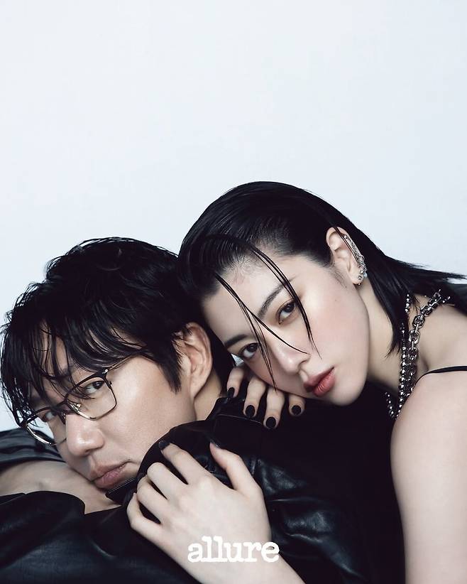 ▲ 성시경(왼쪽)과 미요시 아야카. 출처|&nbsp;'얼루아 코리아' 공식 인스타그램