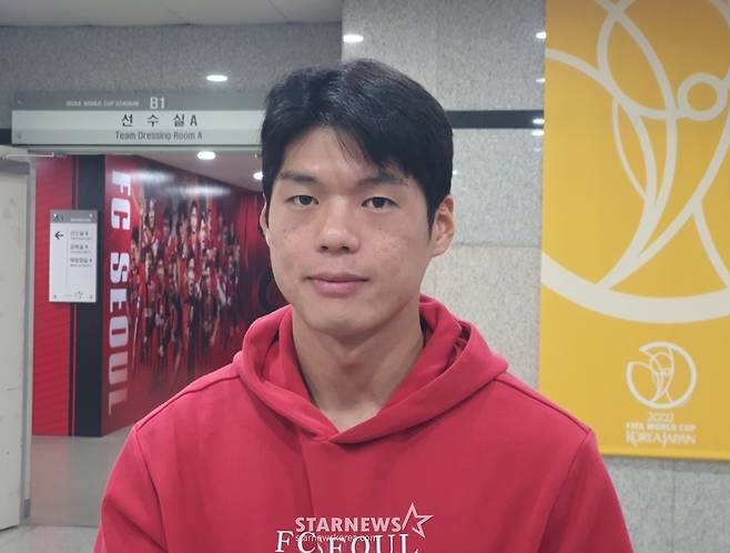 최준이 지난 21일 서울월드컵경기장에서 열린 FC서울 대 부천FC의 하나은행 K리그1 2026 9라운드 후 믹스트존에서 사진 촬영에 임하고 있다. /사진=박재호 기자