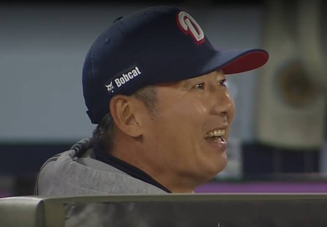 김원형 두산 감독이 박지훈의 체크 스윙 판정이 번복되자 미소를 짓고 있다. /사진=중계 화면 캡처