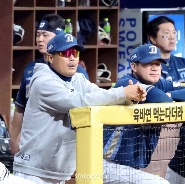 21일 키움전을 지켜보고 있는 이호준 감독(왼쪽). /사진=강영조 선임기자
