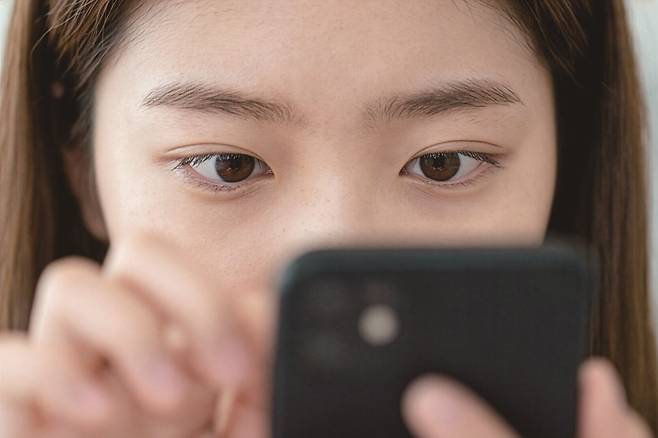 포노 사피엔스는 스마트폰을 신체의 일부처럼 쓰며 생활하는 현대인을 말한다.[사진｜게티이미지뱅크]