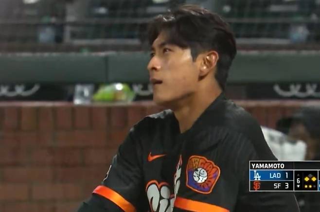 샌프란시스코 자이언츠는 22일(한국시간) 미국 캘리포니아주 샌프란시스코 오라클 파크에서 열린 LA다저스와의 2026 미국 메이저리그(MLB) 홈 경기에서 3-1 승리를 거뒀다. 이날 이정후는 6번타자 우익수로 선발 출전해 3타수 2안타 1타점을 기록하면서 타율을 0.259로 끌어올렸다. 그러나 6회말 2아웃 이정후가 1루에 나가 있는 상황에서 안타가 나오자 3루 주루 코치가 이정후에게 홈 쇄도를 지시했고, 이정후는 홈으로 달리다가 주루사를 당했다. 무리한 지시로 인해 이정후는 주루사를 당했을 뿐만 아니라 허벅지 근육까지 다쳤다. 중계화면 캡처