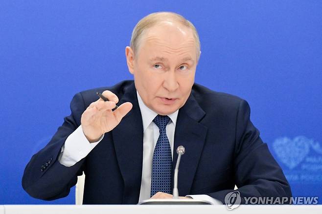 블라디미르 푸틴 러시아 대통령 (오딘초보 타스=연합뉴스) 블라디미르 푸틴 러시아 대통령이 21일(현지시간) 모스크바 외곽 오딘초보에서 열린 지방정부 행사에 참석해 발언 중이다. 2026.4.21 photo@yna.co.kr