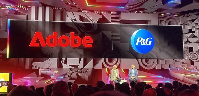 대담하는 어도비·P&G CEO (라스베이거스=연합뉴스) 권영전 특파원 = 샨타누 나라옌 어도비 최고경영자(CEO·왼쪽)와 샤일레시 제주리카르 프록터앤드갬블(P&G) CEO가 21일(현지시간) 미국 라스베이거스 베니션 컨벤션 센터에서 열린 연례 '어도비 서밋' 기조발표 무대에서 대담하고 있다. 2026.4.21