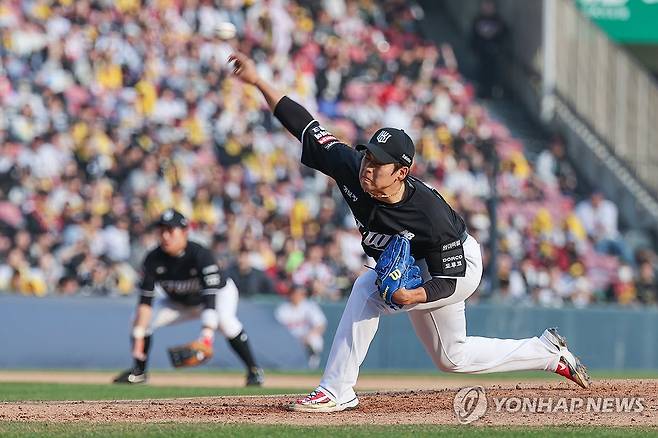 역투하는 박영현 (서울=연합뉴스) 서대연 기자 = 29일 서울 송파구 잠실야구장에서 열린 프로야구 2026 KBO리그 kt wiz와 LG 트윈스의 경기.
    9회말 kt 박영현이 역투하고 있다. 2026.3.29 dwise@yna.co.kr