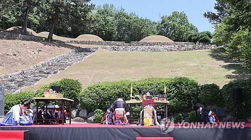 삼척에 있는 공양왕릉   (삼척=연합뉴스) 강원 삼척시 근덕면 궁촌리 공양왕릉(강원특별자치도 기념물)에서 고려의 마지막 왕 공양왕의 넋을 기리는 '공양왕 봉제'가 거행되고 있다. 2025.5.14 [삼척시 제공. 재판매 및 DB 금지]
    yoo21@yna.co.kr