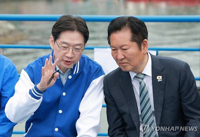 대화하는 민주당 정청래 대표와 김경수 경남지사 후보 (통영=연합뉴스) 신현우 기자 = 더불어민주당 정청래 대표(오른쪽)가 22일 경남 통영시 욕지도에서 탑승한 여객선에서 열린 선상 최고위원회의에 참석, 김경수 경남도지사 후보와 대화하고 있다. 2026.4.22 nowwego@yna.co.kr