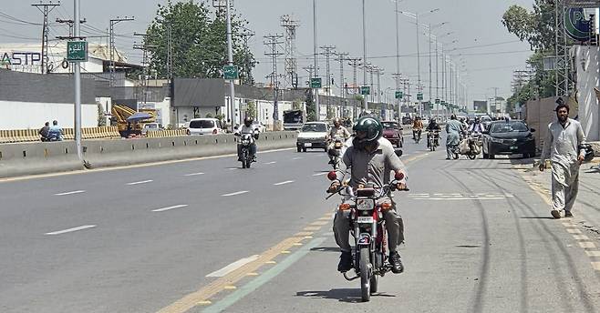 파키스탄 누르 칸 공군기지 주변 도로 (라왈핀디[파키스탄]=연합뉴스) 손현규 특파원 = 미국과 이란의 2차 종전 회담이 열릴지 불확실한 가운데 지난 21일(현지시간) 오후 파키스탄 펀자브주 라왈핀디에 있는 누르 칸 공군기지 인근 도로에서 오토바이와 차량이 지나가고 있다. 2026.4.22
