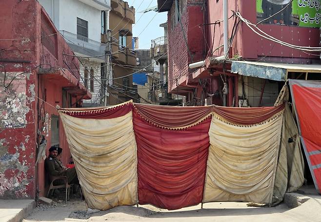 가림막 친 파키스탄 공군기지 인근 주택가 (라왈핀디[파키스탄]=연합뉴스) 손현규 특파원 = 미국과 이란의 2차 종전 회담이 열릴지 불확실한 가운데 지난 21일(현지시간) 오후 파키스탄 펀자브주 라왈핀디에 있는 누르 칸 공군기지 인근 주택가에 가림막이 설치돼 있고, 경찰관도 배치돼 있다. 2026.4.22