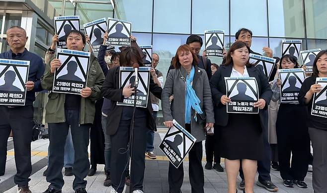 아리셀 항소심 선고 직후 기자회견 중인 유족들 [연합뉴스 자료사진]