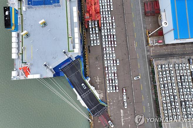 중국 장쑤성 롄윈강항에서 선적을 기다리는 수출용 차량들 [AFP=연합뉴스 자료사진]