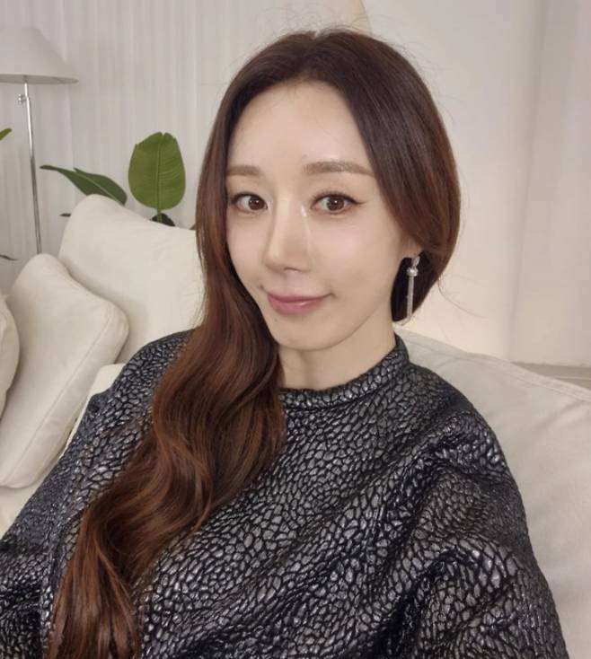 그룹 베이비복스 멤버 김이지가 카메라를 응시하고 있다. / 사진=김이지 SNS