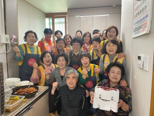 ▲ 여주시 경로당 식사도우미들이 파이팅을 외치고 있다./사진제공=여주시