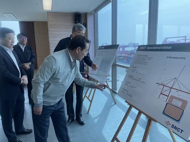 유정복 인천시장이 23일 인천 신항에서 선광 신컨테이너터미널 물류 현황을 파악하고 있다.