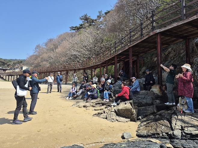 최고령 암석에 대해 설명을 듣고 있는 참가자들.