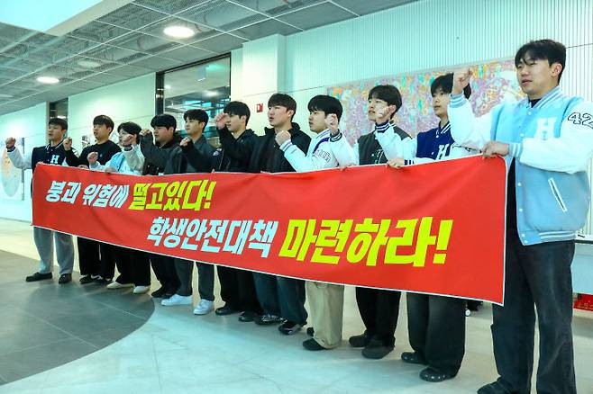 지난 4월 6일 한남대는 국가철도공단이 추진 중인 경부고속철도 대전 도심 북측 통과 구간 선형개량 공사 반대 공청회를 열고 노선 재검토를 촉구했다. (사진=한남대 제공)