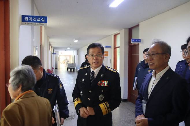 김재술 대전교도소장이 대전시의사회를 초청해 교도소 내 진료시설을 안내하고 있다. &nbsp;(사진=대전교도소 제공)