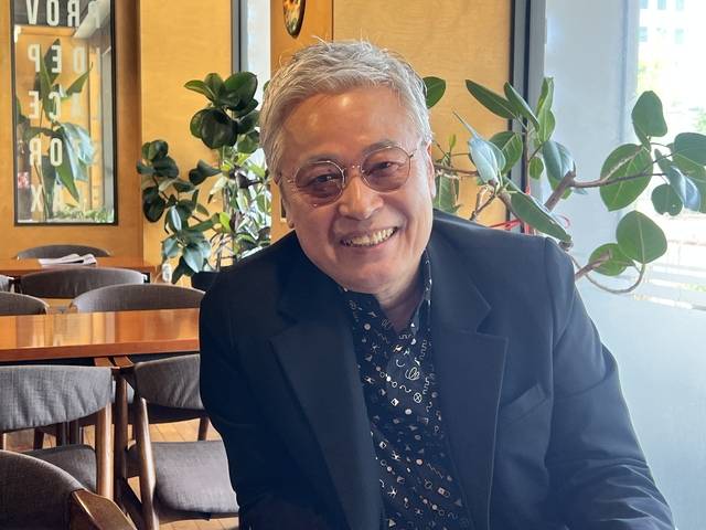 23일 전주의 한 카페에서 만난 백학기 감독이 독립 장편영화 ‘저만치 가까이’에 대해 설명한 뒤 환하게 웃고 있다. /박은 기자