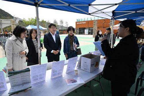 평창지속가능발전협의회(회장:함영예)는 22일 평창강 물환경체험센터에서 임성원 평창군수 직무대행, 박춘희 군의회부의장을 비롯한 주민 및 학생 등 100여 명이 참석한 가운데 기후변화주간(20~24일)을 맞아 ‛2026 지구의 날 환경축제‘를 개최했다.