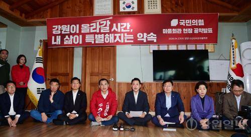 국민의힘 장동혁 대표와 김진태 강원도지사 후보가 22일 양양군 손양면 수산리어촌마을회관에서 열린 지도부 방문 지방선거 공약 발표 현장에 참석해 있다. 양양=권태명기자