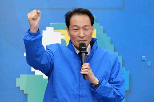 각오 말하는 우상호 강원도지사 후보 (서울=연합뉴스) 신현우 기자 = 더불어민주당 우상호 강원도지사 후보가 23일 국회에서 열린 민주당 광역단체장 후보 연석회의에 참석해 선거 지역에 퍼즐을 붙이는 퍼포먼스를 한 뒤 각오를 말하고 있다. 2026.4.23 nowwego@yna.co.kr (끝) <저작권자(c) 연합뉴스, 무단 전재-재배포, AI 학습 및 활용 금지>